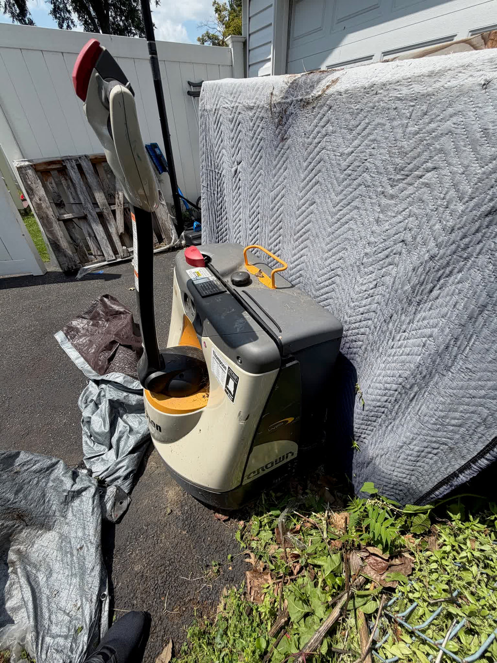 Crown electric pallet jack side profile