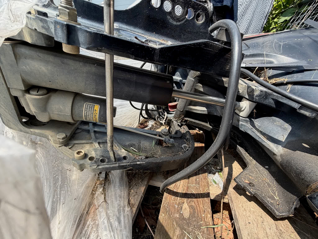 Mercury outboard transom mount and trim cylinder