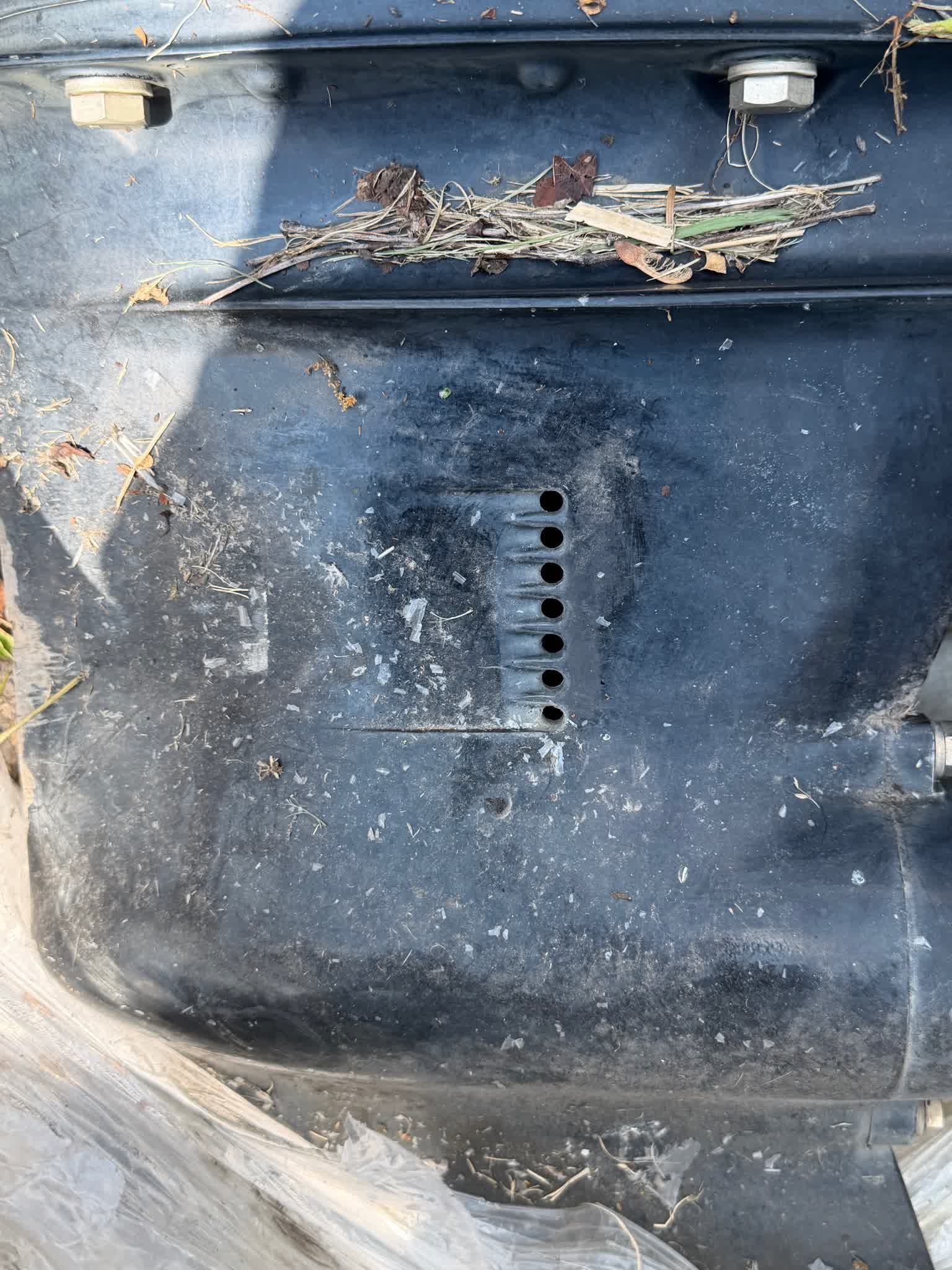 Mercury outboard housing with water intake vents